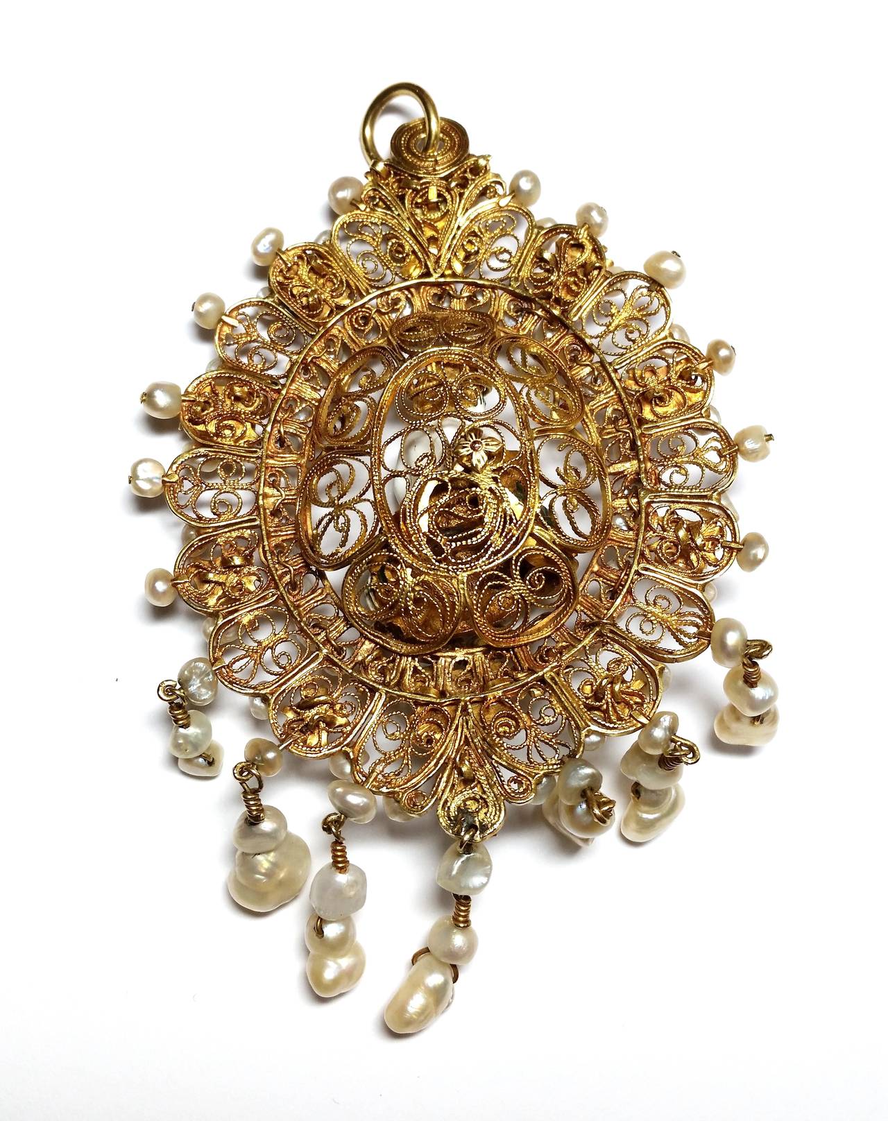Spanish or Portuguese Americas.
Yellow gold filigree, emerald and pearls.
White 