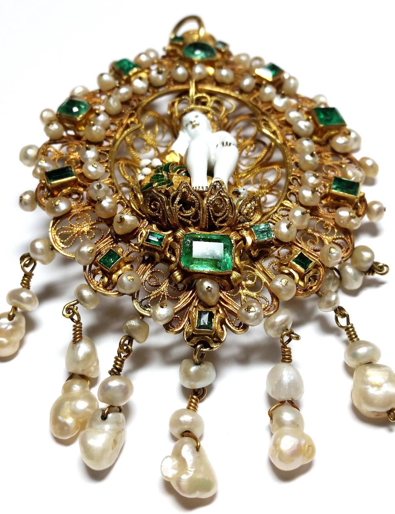 18th Century Colonial Pearl Emerald Gold Filigree Devotional Jewel In Good Condition For Sale In Barcelona, ES