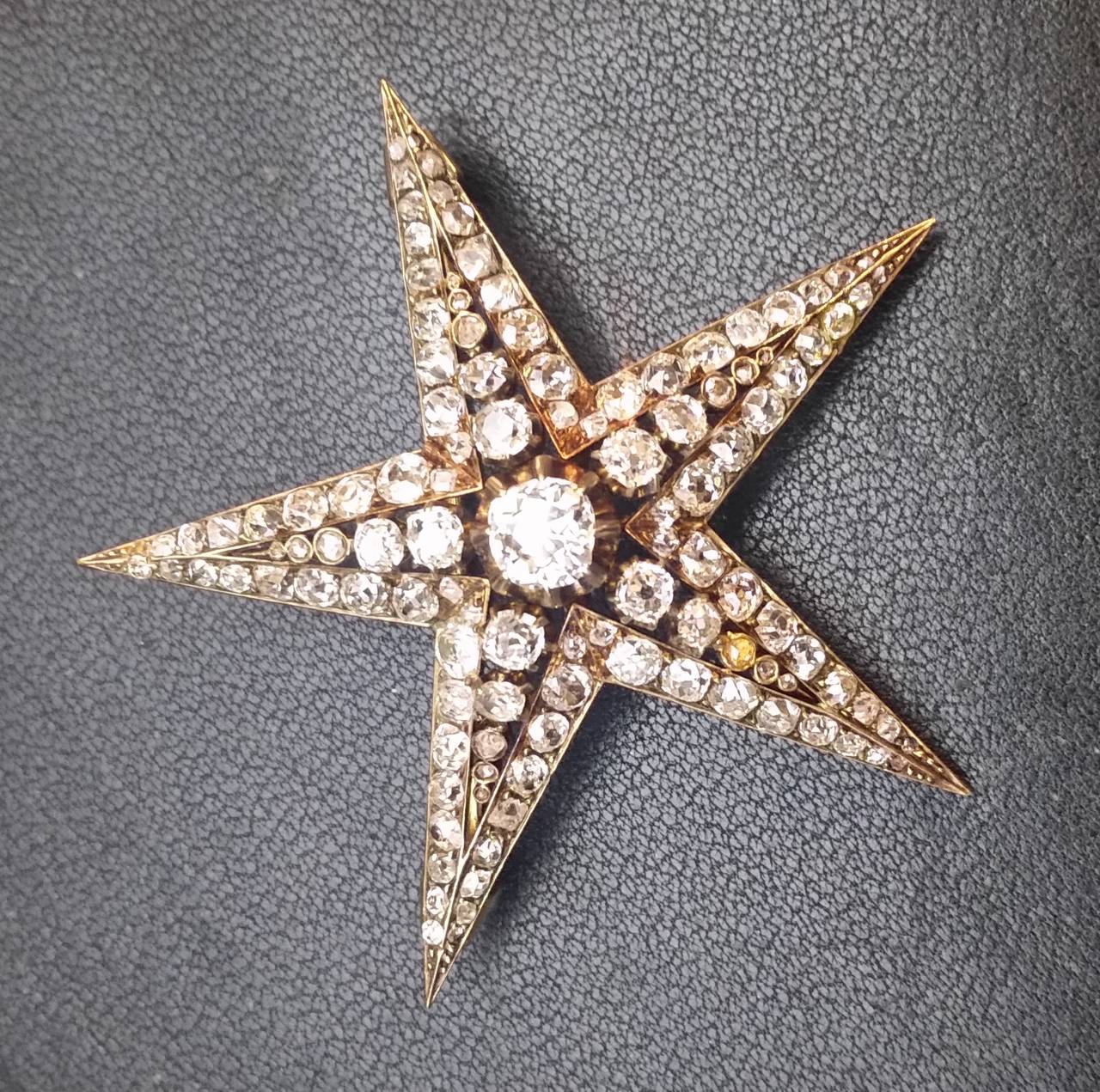 French Diamond Yellow Gold Star Brooch In Good Condition For Sale In Barcelona, ES