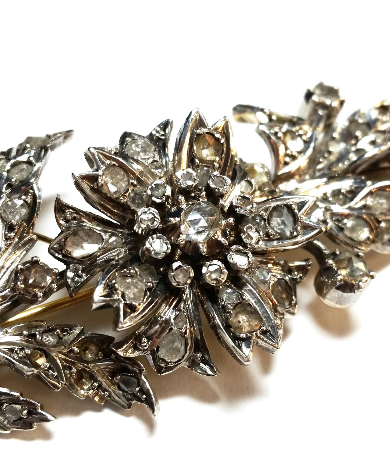 Antique flower brooch in yellow gold and silver, with rose cut diamonds