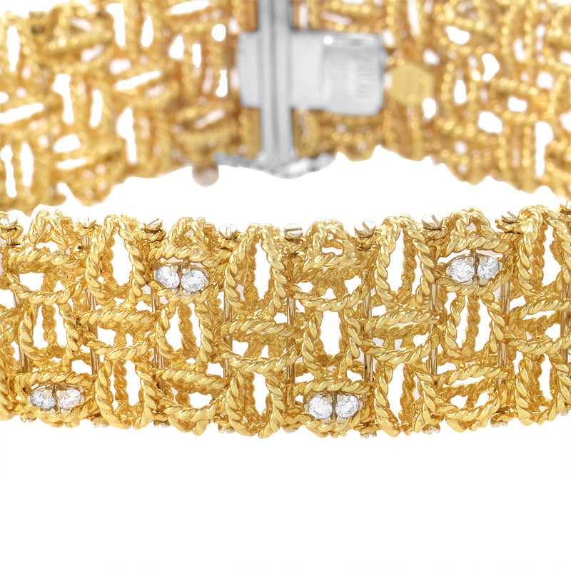 This 18K yellow and white gold Roberto Coin bracelet features a unique design that will dovetail with any kind of dressing. The gold finish is beautifully accentuated by dazzling diamonds, giving the bracelet a very magnificent