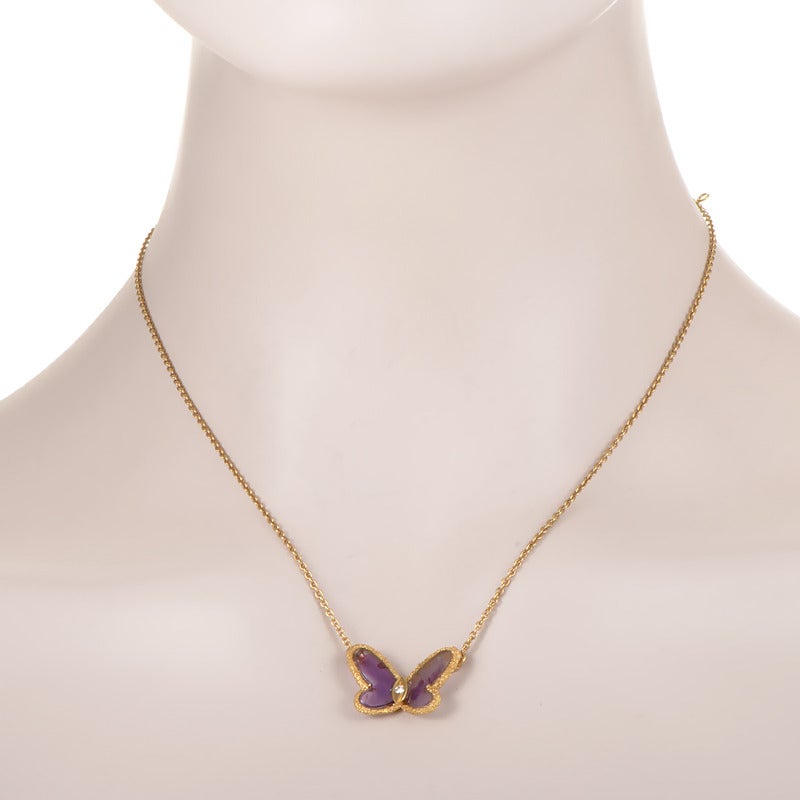 With its butterfly-shaped centerpiece, this Van Cleef & Arpels necklace achieves a very charming and feminine appearance; its rolo chain is made of 18K yellow gold, while the gorgeous pendant combines that metal with beautiful amethyst, decorated