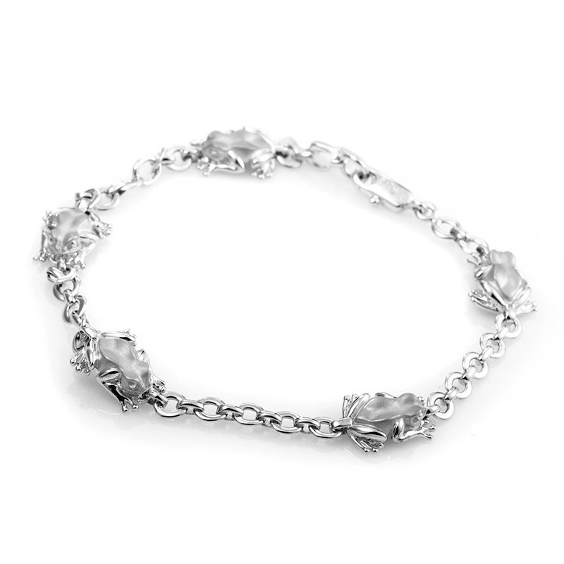 A stupendous Carrera y Carrera bracelet made of stylish 18K white gold, featuring charming frog-shaped charms attached onto a well-made rolo chain.