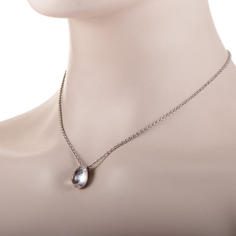 Agrémenté d'un cristal d'aspect mystique et de 0,50 ct de diamants étincelants, ce collier Cartier offre un aspect éblouissant et mémorable. Il est en or blanc 18 carats et pèse 15 grammes, avec une longueur totale de chaîne de 16,75