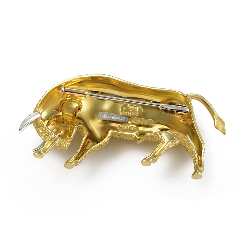 An exceptional jewelry piece from Henry Dunay, the 18K yellow gold body of this bull-brooch is so remarkably crafted that it feels like you’re viewing real fur instead of golden one. The bull also features platinum horns and a diamond-set
