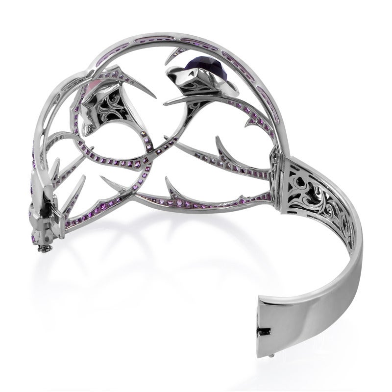 Featuring the spectacular thorn motif by Stephen Webster, this enchanting cuff represents an impressive statement piece and an exquisite accessory for a stylish look. Made of exemplary 18K white gold it’s decorated with attractive pink sapphires and