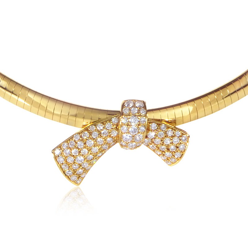 A charming, offbeat design by Van Cleef & Arpels, this is a remarkable piece made of 18K yellow gold. A rather interesting chain is complemented by a lovely pendant in the shape of a tied bow, embellished with diamonds weighing in total 1.50