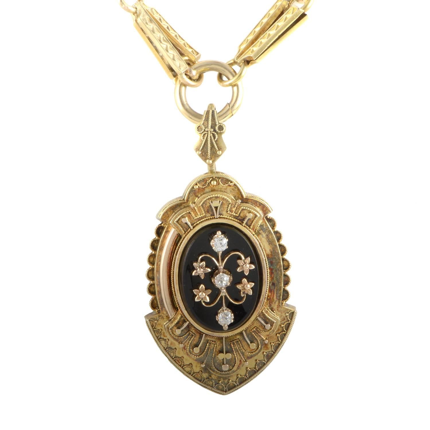 With lavish artistic decoration and irresistible Victorian spirit, this extraordinary locket is made of prestigious 18K yellow gold contrasted by an eye-catching onyx and adorned with sparkling diamonds for an astonishing sight.
Pendant Dimensions: