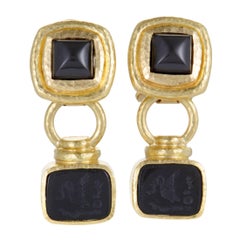 Elizabeth Locke Ohrclips aus Gelbgold mit Onyx-Intaglio und baumelnden Ohrringen