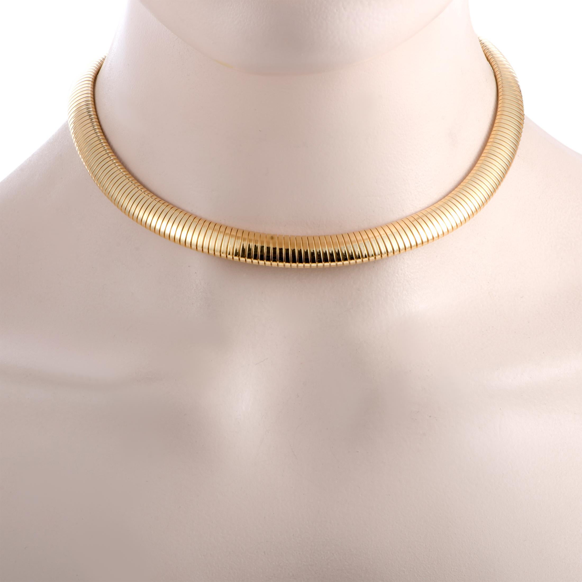 Refined elegance is embodied in this exquisite necklace that is designed in a most sublime fashion and masterfully crafted from luxuriously radiant 14K yellow gold. The necklace is presented by Tiffany & Co. and it offers an incredibly sophisticated