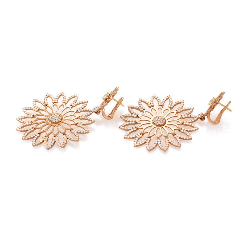 With 4.69 carats of diamonds inlaid into this nicely flower-shaped set, these earrings look both lavish and charming. The set is made of remarkable 18K rose gold, and each earring weighs nine grams.