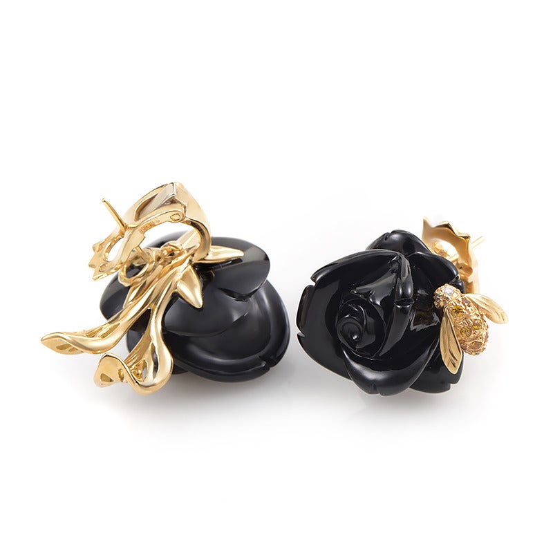 Spectacularly designed, these earrings from the remarkable Rose Dior Pré Catelan collection are made of delightful 18K yellow gold and feature stunning black roses made of onyx. Lastly, insects set with yellow sapphires and diamonds add an