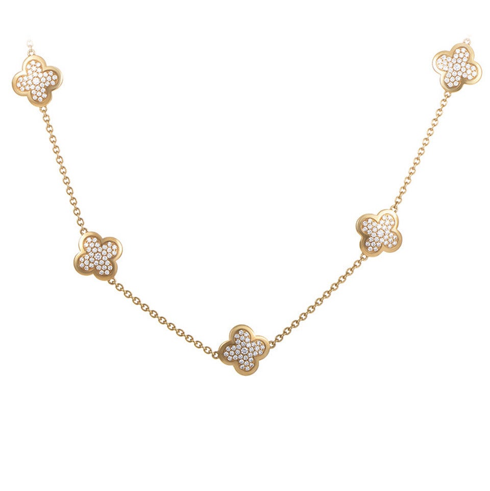 The Alhambra is the universally recognized motif of choice for numerous designs from renowned French jeweler Van Cleef & Arpels. This dazzling golden piece is made of 18K yellow gold and boasts 14 four-leaf clover-shaped motifs paved with a total of