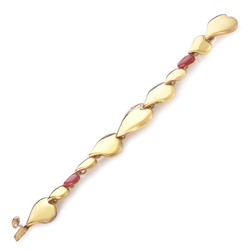 An imaginative, adorable design brought to life expertly, this gorgeous bracelet from Louis Vuitton catches your eye with its golden shimmer and radiant glow.
Included Items: Manufacturer's Box