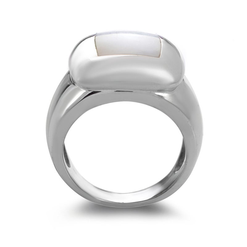 Edging rather close to the ideal of uninterrupted smoothness, this impeccably polished 18K white gold ring from Van Cleef & Arpels features a harmoniously set mother-of-pearl stone brilliantly completing the overall feel.

Ring Size:7.25 (54 5/8)