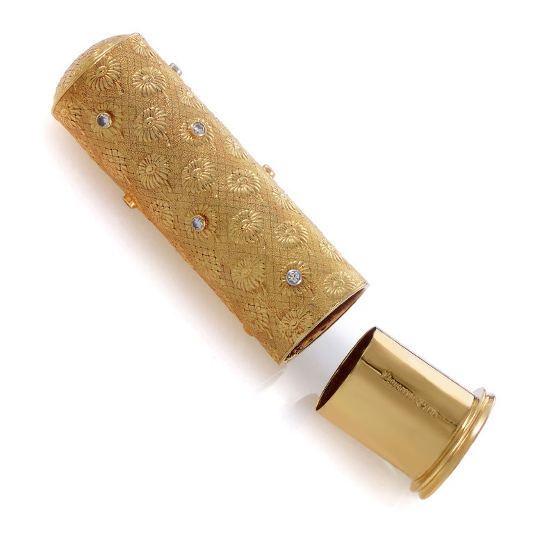 Stylish and glamorous, this attractive Boucheron lipstick case boasts extravagant, memorable appearance. It’s made of classy 18K yellow gold and accented subtly with diamonds weighing 0.50ct in total.