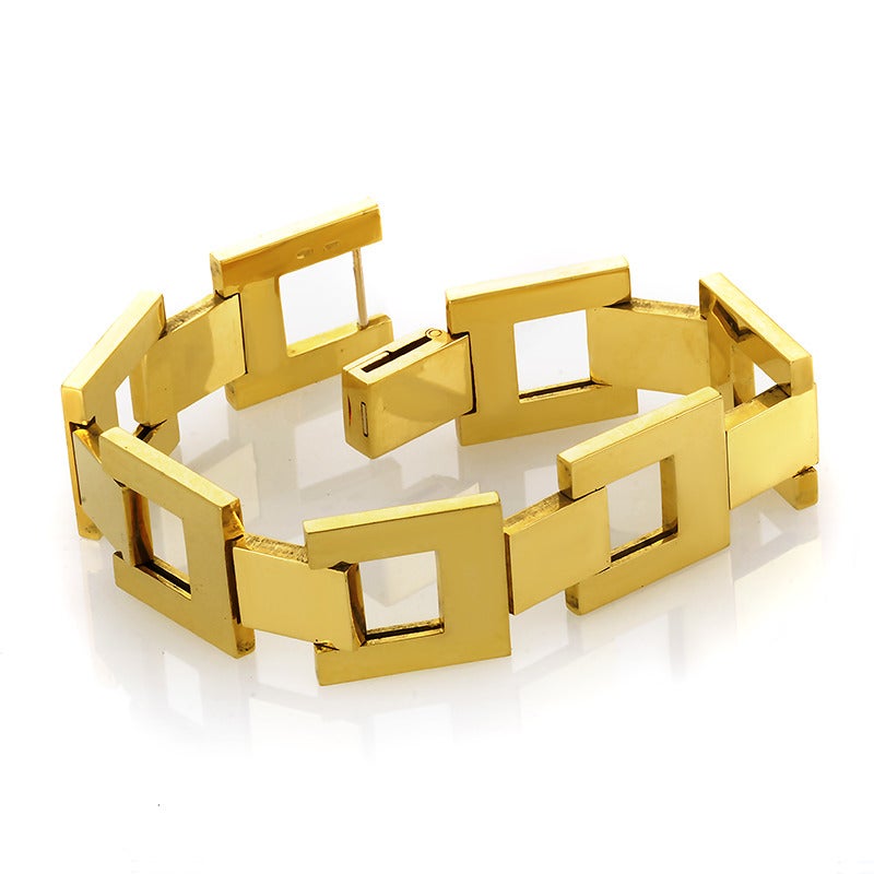 The playful geometric design of this bracelet from Pomellato is sure to liven up any look. The bracelet is made entirely of 18K yellow gold and is comprised of large rectangular links.

Included Items: Manufacturer's Box