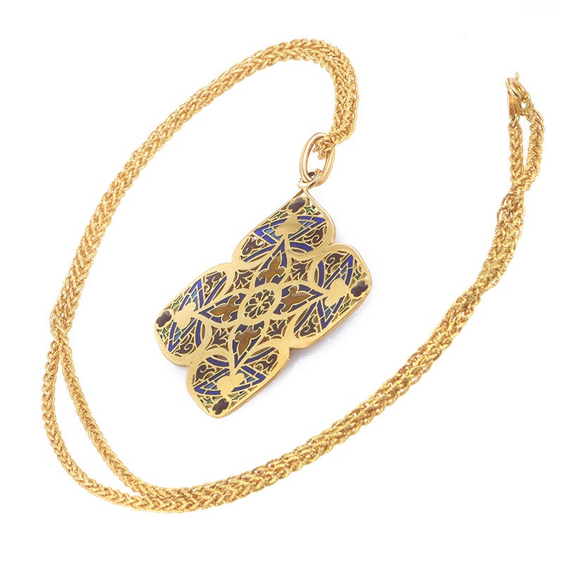 Dangling from an elegant 18K yellow gold chain, the glorious pendant takes the central spot of this marvelous necklace from Chaumet with its artistic décor giving it an ornate, oriental appeal through a brilliant blend of colors and
