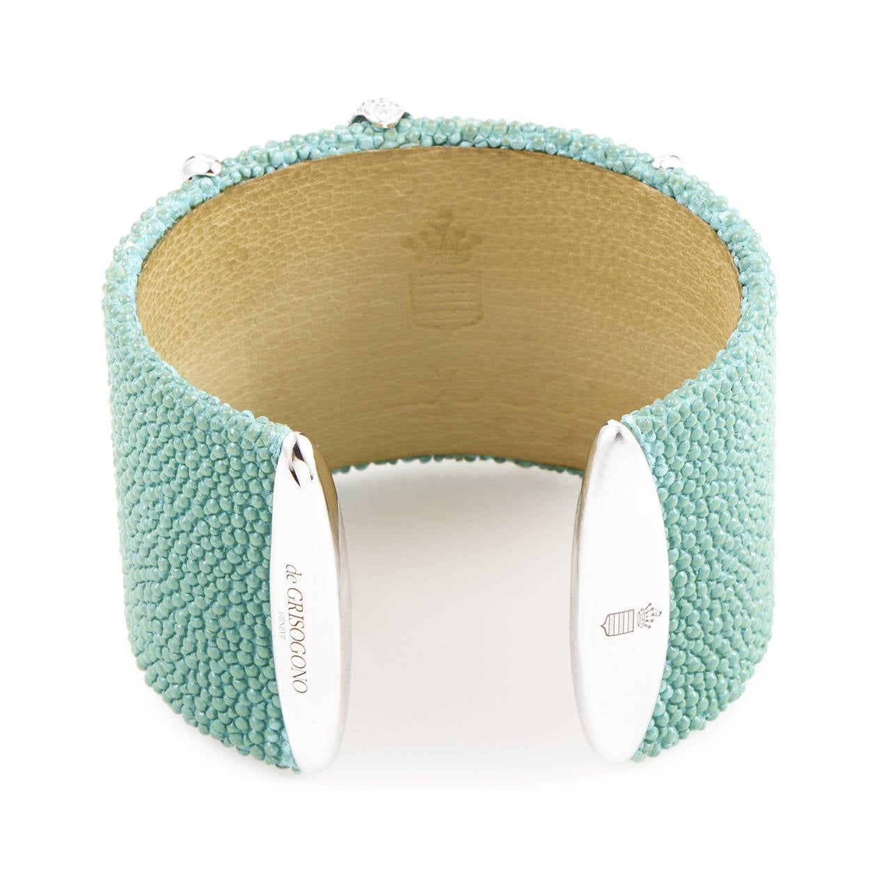 This de Grisogono bangle possesses a distinct and unique style highlighted by a highly durable and beautiful green Bijoux Galuchat construction and brilliant-cut diamonds. The dazzling diamonds are mounted on 18K white gold inserts, further adding