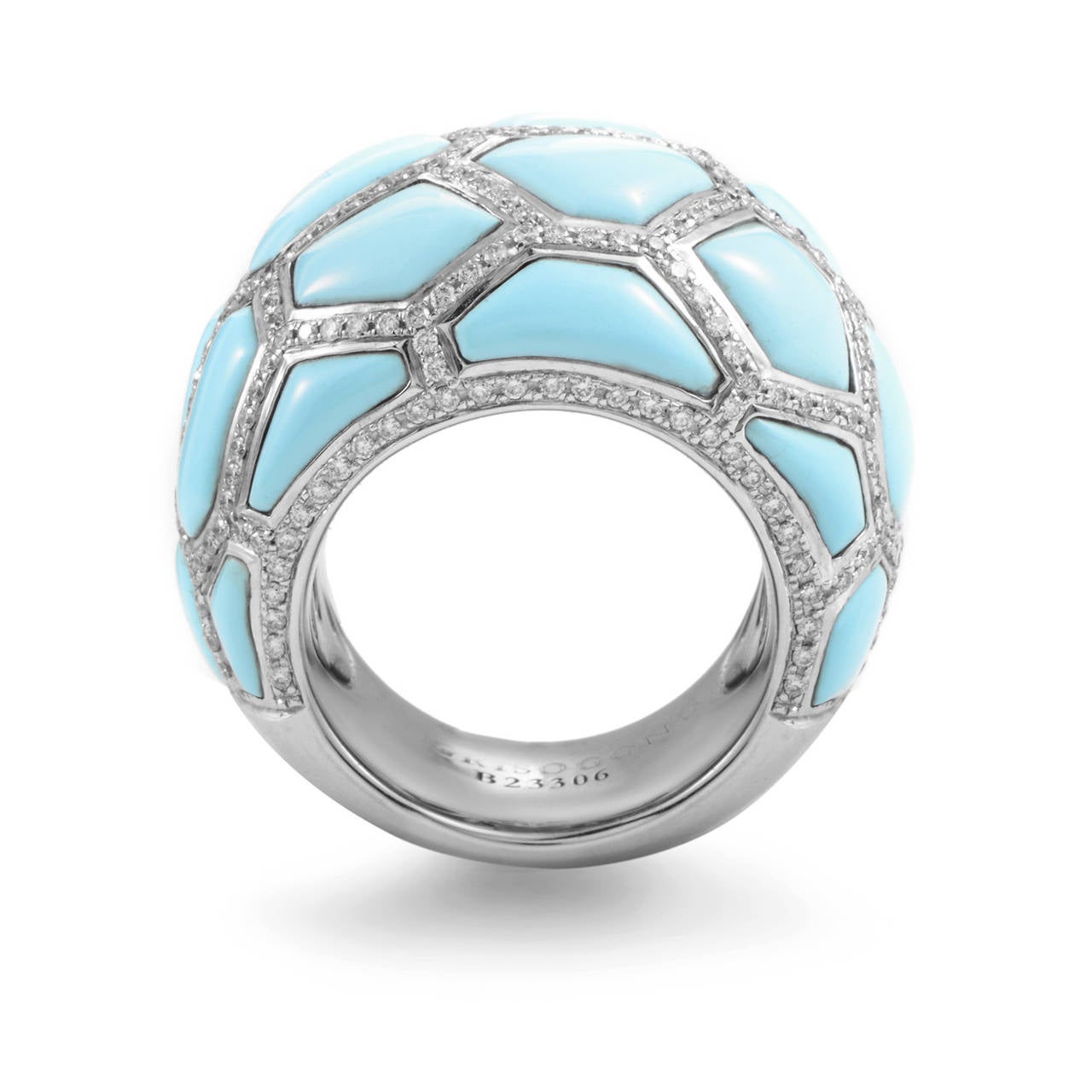 Upgrade your fashion with this simple yet stylish de Grisogono 18K white gold diamond ring. The outer surface of the ring is also adorned with 17 carats of turquoise, whose light blue color dovetails perfectly with the dazzle of the