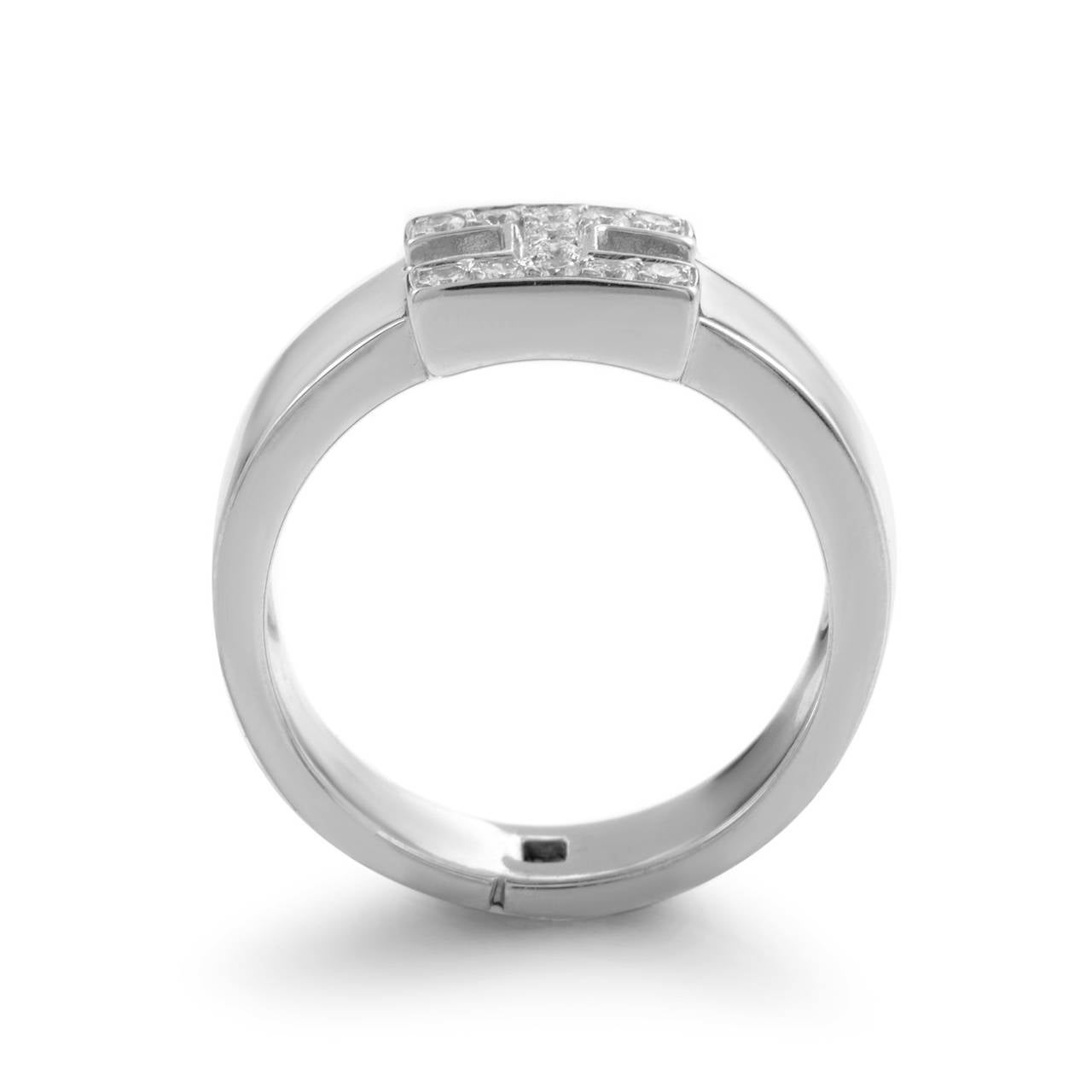 Step out in style with this simple yet elegant 18K white gold ring from Hermès. Its size 5.25 renders it ideal for small and medium fingers and makes for a snug and comfortable wear. Lastly, the ring is adorned with a diamond-set 