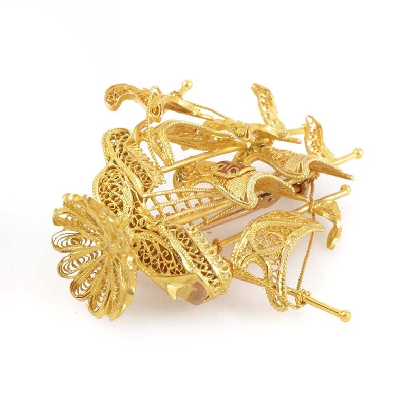 Imaginatively designed and intricately crafted to the most delicate details, this 18K yellow gold brooch transcends conventional jewelry and edges rather close to an artistic creation with a memorable, eye-catching appeal.