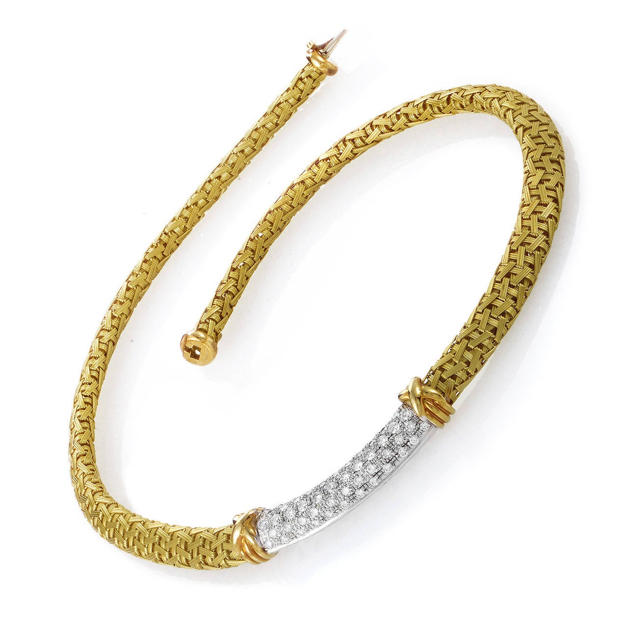 This tastefully designed necklace from Roberto Coin is an absolute delight to wear as well as to behold. The necklace is made primarily of 18K yellow gold and boasts other golden accents. a white gold accent set with a pave of white diamonds as well