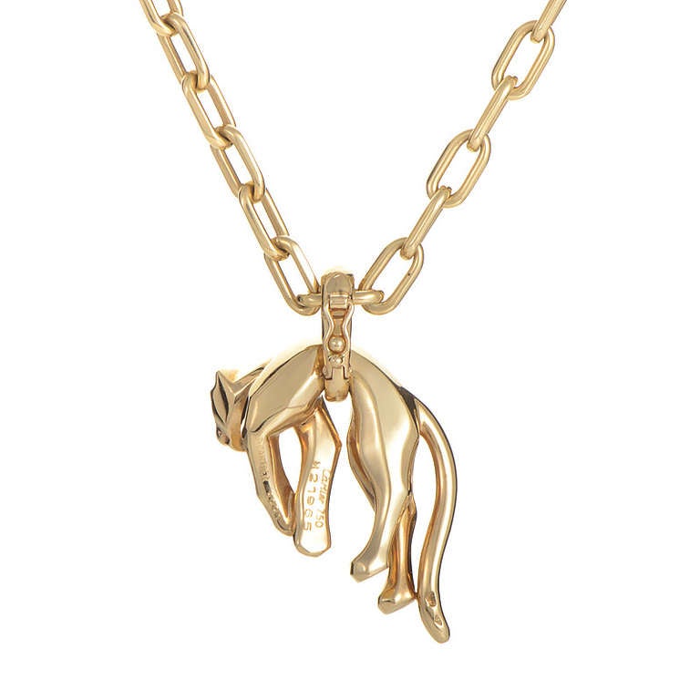 Dieses Stück aus der berühmten Panthere-Kollektion von Cartier ist ein echter Hingucker und zieht alle Blicke auf sich. Die Kette besteht aus massivem 18-karätigem Gelbgold:: an der ein Anhänger in Form eines Panthers baumelt:: der ebenfalls aus