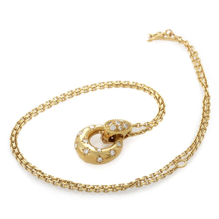 Lassen Sie Ihre Augen an dem schillernden Design dieser Anhänger-Halskette von Van Cleef & Arpels teilhaben! Die Halskette ist aus 18 Karat Gelbgold gefertigt und mit einem schönen, mit weißen Diamanten besetzten Anhänger versehen. Der Anhänger ist