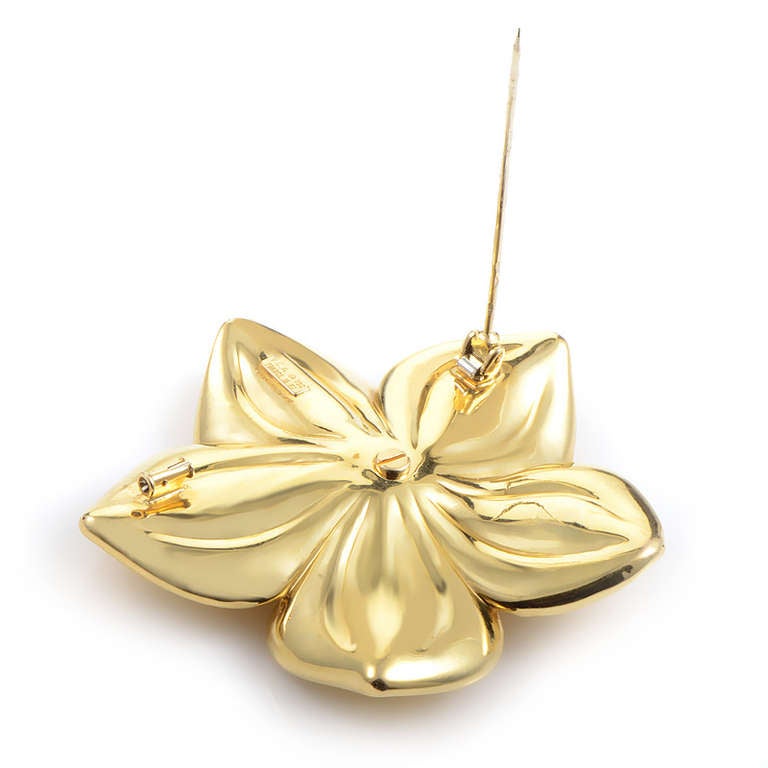 This gorgeous brooch from Van Cleef & Arpels is inspired by the beauty found in nature. This flower-shaped brooch is made of solid 18K yellow gold and features a center set with .50ct of diamonds.
Included Items: Manufacturer's Box