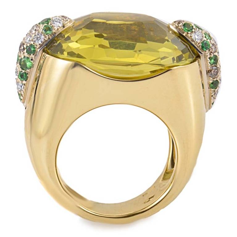 The brilliant glow of this ring paired with its spectacular design make it a truly exceptional piece. The ring is made of 18K yellow gold and is set with a faceted lemon quartz stone. Lastly, the sides of the ring feature accents set with a pave of