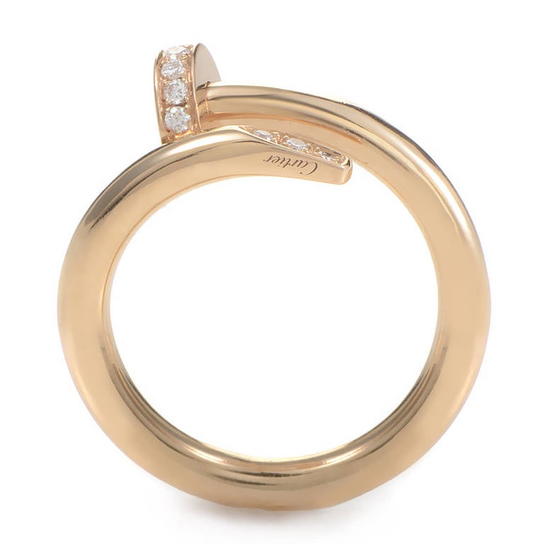 Cette bague éblouissante de la collection Juste un Clou de Cartier est à la fois audacieuse:: féminine et élégante. L'anneau est en or rose 18 carats et a la forme d'un clou serti de ~.24ct de diamants. 
Taille de l'anneau : 7.25 (54 5/8)
Prix de