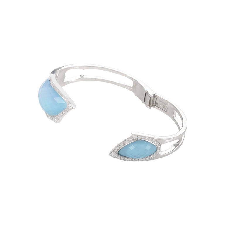 This bangle bracelet from Stephen Webster has a lavish and luxurious appearance that could only come from the Crystal Haze collection. The bracelet is made of 18K white gold and is set with turquoise. The turquoise is covered with faceted white