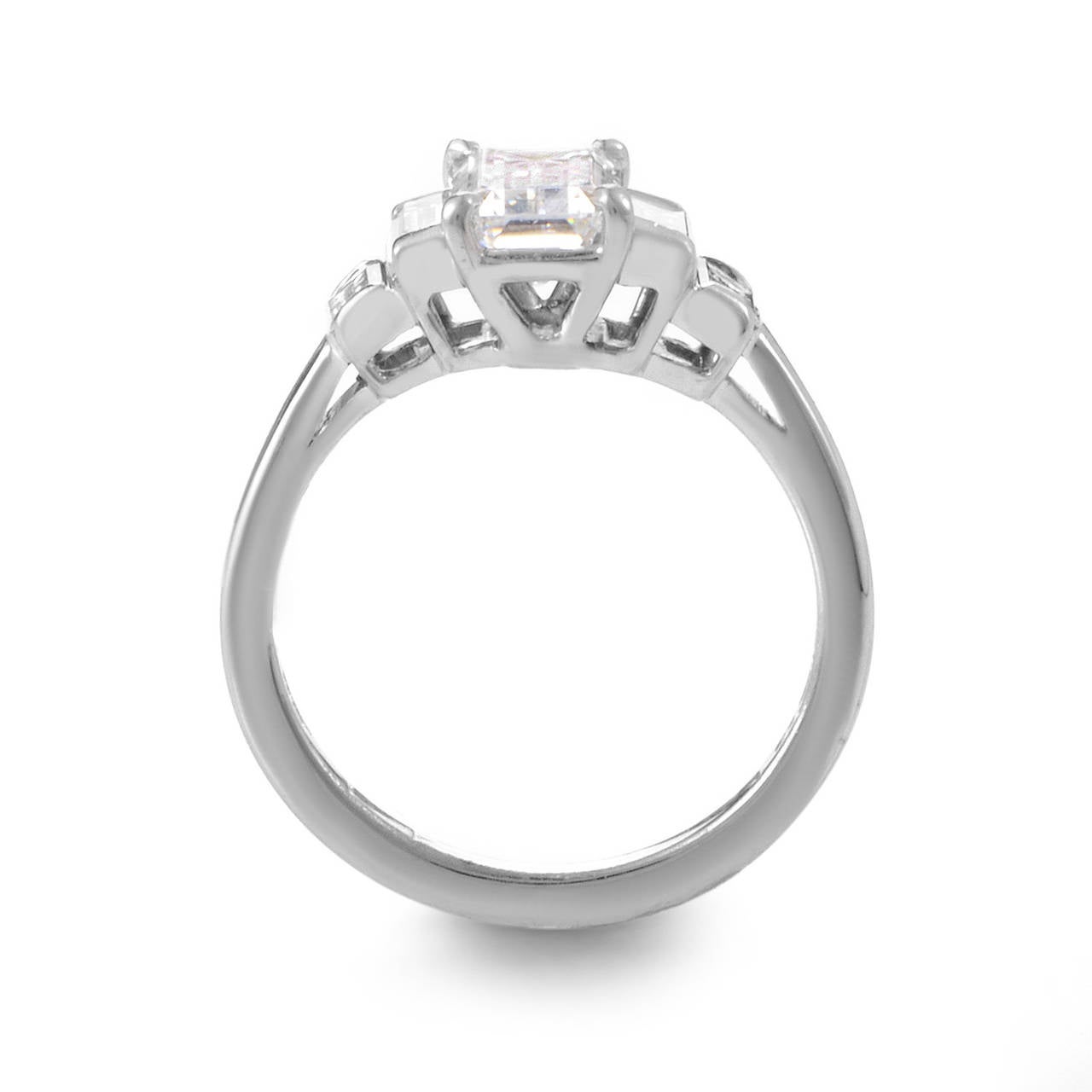 An exceptionally elegant and prestigious-looking piece, this magnificent GIA-certified Kwiat ring boasts a classy design that offers a stylish appearance. The ring is made of exemplary platinum and features a dazzling 1.63ct central diamond stone