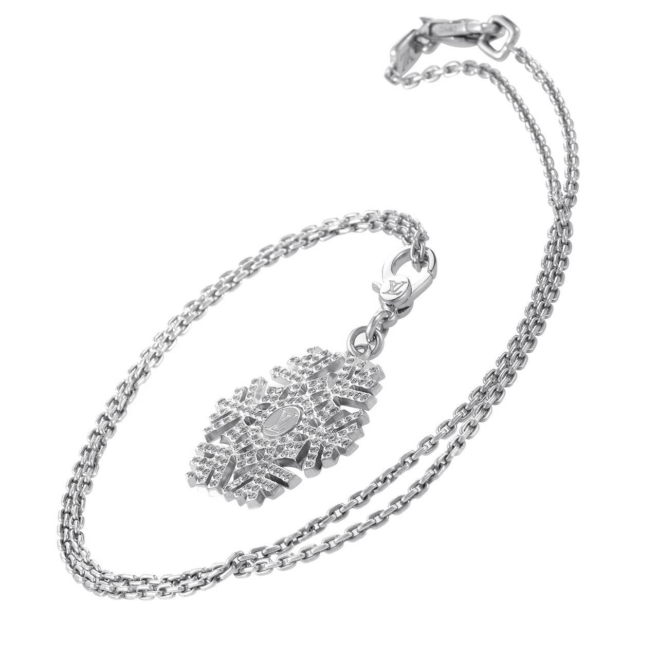 A cool design from Louis Vuitton, this pendant necklace is a real eye-catcher. The necklace is made of 18K white gold and boasts a snowflake-shaped pendant set with a diamond pave.

Approximate Dimensions: Drop of the Necklace: 9.00