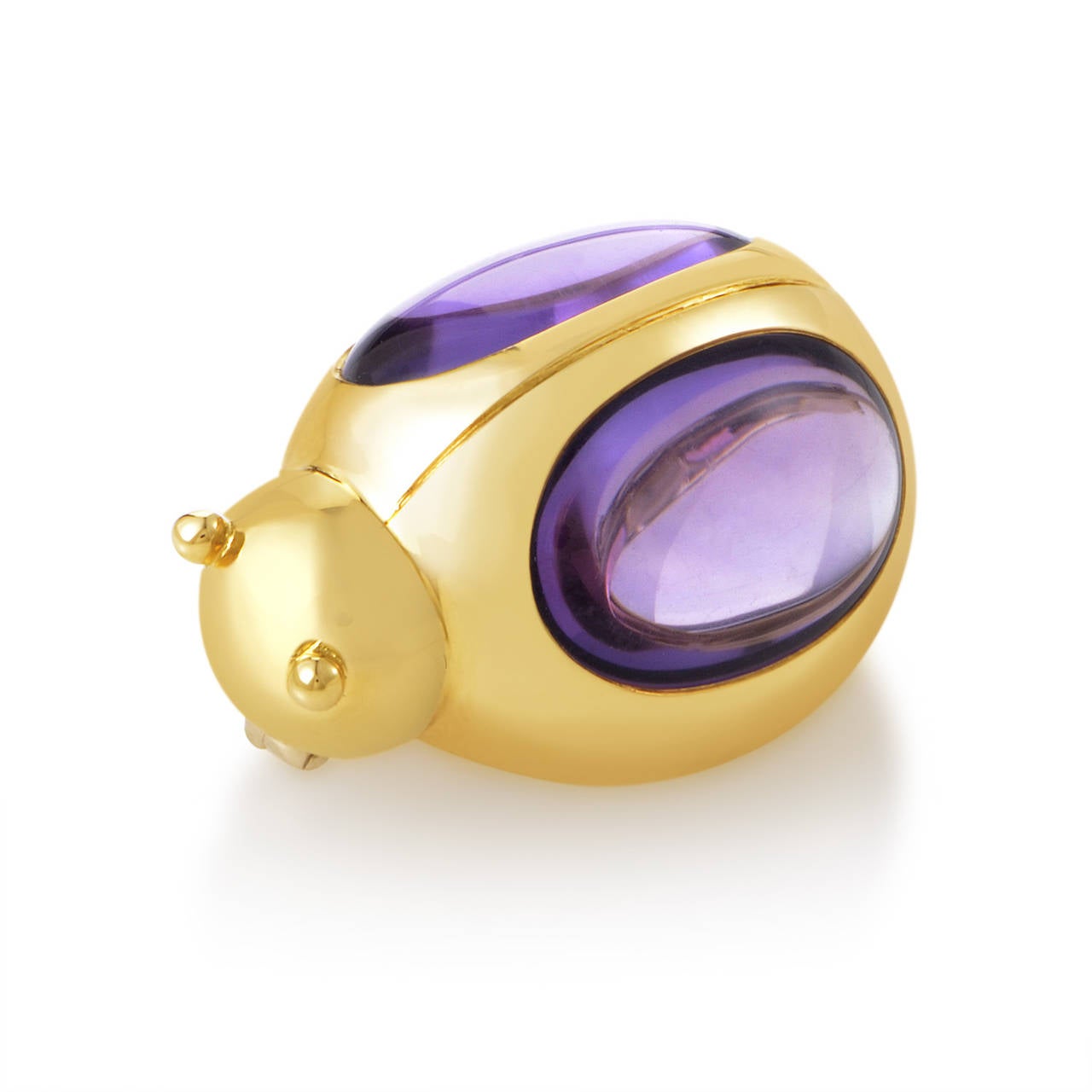 This pin fro Poemellato has a pretty purple design that is sure to catch your eye! The pin is made of 18K yellow gold and is set with two amethyst cabochons.