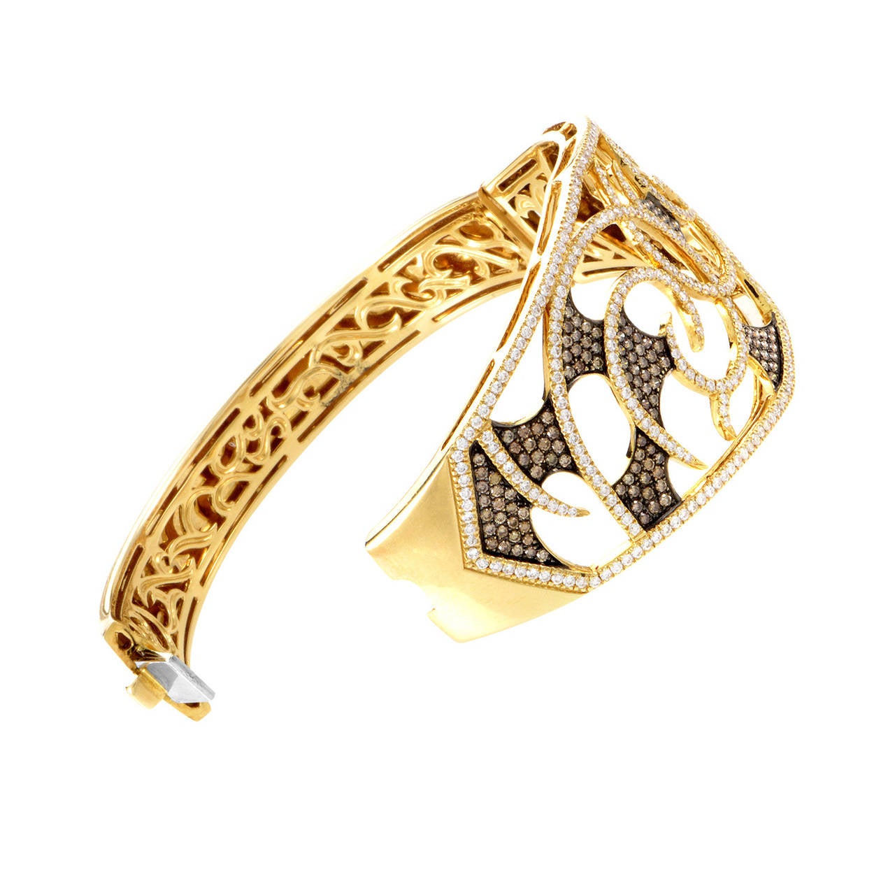 Golden swirls accented with radiant diamonds are the hallmarks of this Stephen Webster design. The bracelet is made of 18K yellow gold and is set with 3.39 carats of brown and white diamonds.

Included Items: Manufacturer's Box
Diamond Carat