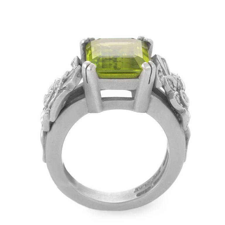 Beautifully designed and made of the finest materials, this gemstone ring from Kieselstein-Cord is a real gem. The ring is made of platinum and boasts shanks set with diamonds. Lastly, a single ~5.40ct peridot main stone adds a hint of color to the