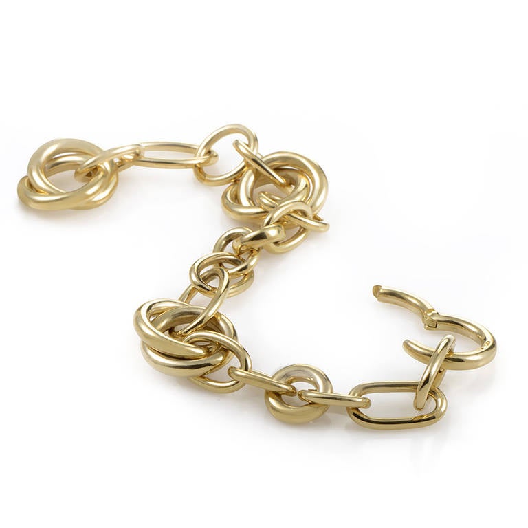 This link bracelet from Pomellato's Lucciole collection has a stunning look that radiates beauty. The bracelet is comprised of round, 18K yellow gold links and fastens to the wrist with a lobster clasp.