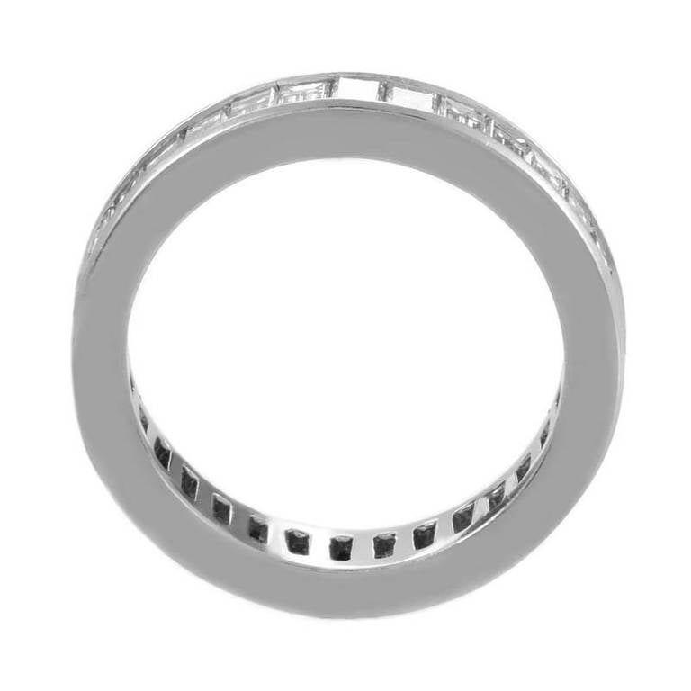 Dieser Ewigkeitsring von Tiffany & Co. hat ein phänomenales Design:: das mit wunderschönen Diamanten glänzt. Der Ring besteht aus Platin und ist vollständig mit Diamanten im Smaragdschliff (~2::50ct) besetzt. 
Verkaufspreis: $15.500::00 (zzgl.