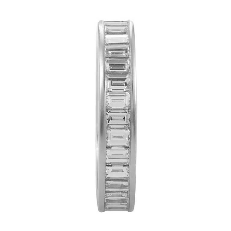 Tiffany & Co. Smaragd-Schliff Diamant Platin Eternity Band im Zustand „Hervorragend“ in Southampton, PA