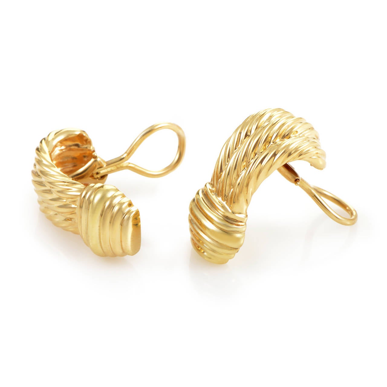 This pair of huggie earrings from David Yurman have a classic design which will remain en vogue for many years to come. The earrings are made entirely of 18K yellow gold and sport a lovely carved design.