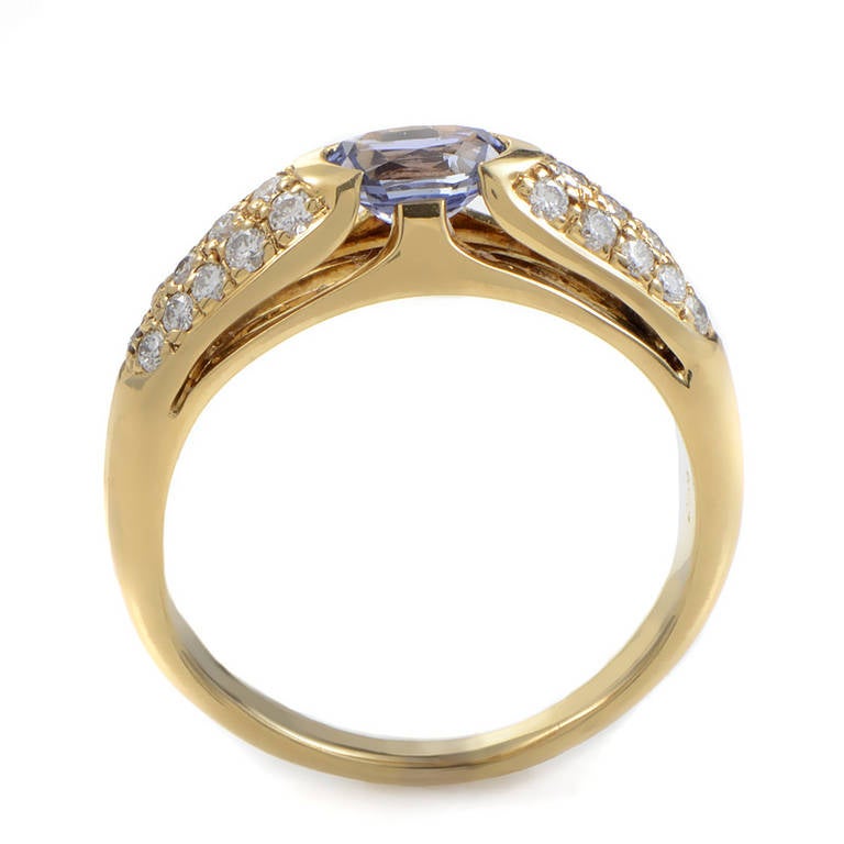 This band ring from Bulgari has an elegant design that shimmers with the beauty of precious gems. The ring is made of 18K yellow gold and features a gorgeous ~.57ct sapphire. Lastly, the shanks are partially set with a lovely diamond pave.
Ring
