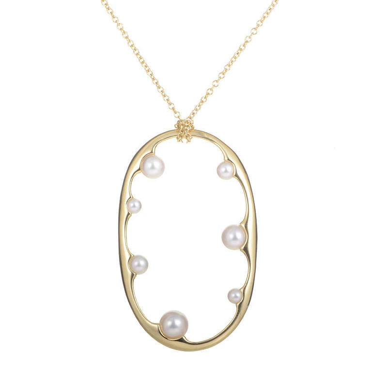 Sumptuous and divine, this pendant necklace from Mikimoto is a real gem! The necklace is made of 18K yellow gold and features a brushed oval-shaped pendant studded with diamonds. Lastly the interior of the spacious pendant is accented with seven