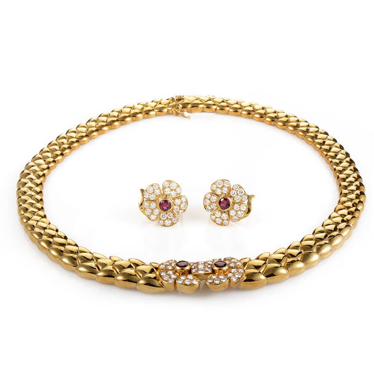 Sensuality and sophistication come together in the design of this fantastic vintage necklace and matching earring set from French jewelry company Van Cleef & Arpels. Both the earrings and necklace are made of burnished 18K yellow gold and feature