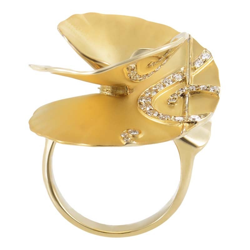 The beauty of this ring from famed jewelers Carrera y Carrera transcends time. The ring is made of 18K yellow gold and is accented with ~.24ct of diamonds.
Ring Size: 6
Retail Price: $9,730.00 (Plus Tax)