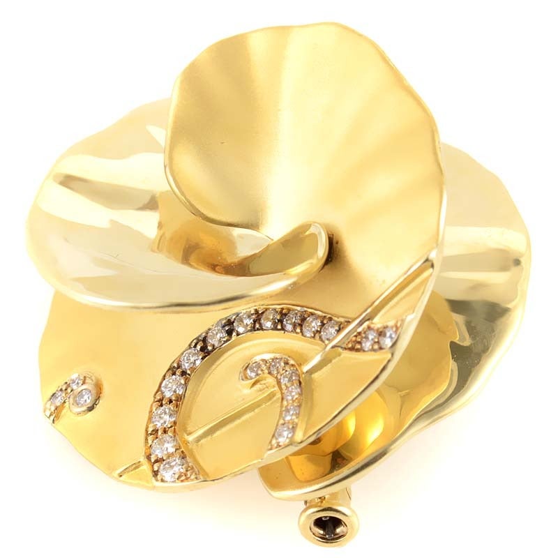 This avant-garde brooch from Carrera y Carrera has a luxurious design accented with the glimmer of diamonds. The brooch is made of 18K yellow gold and is shaped like a flower. Lastly, the flower is set with ~.18ct of diamonds.
Retail Price: