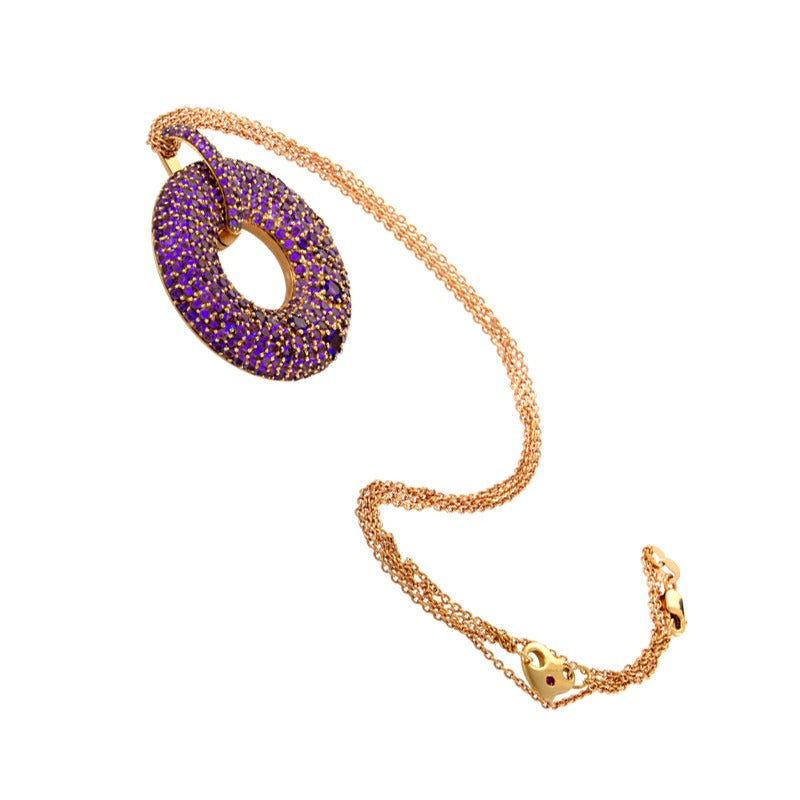 Subtle fluctuations tease they eye in this 18K rose gold necklace. The 5.25ct amethyst stones blanket the precious metal with varying size, and are further pronounced by the fine rose gold peaks sprinkled between them.
Approximate Dimensions:
Drop