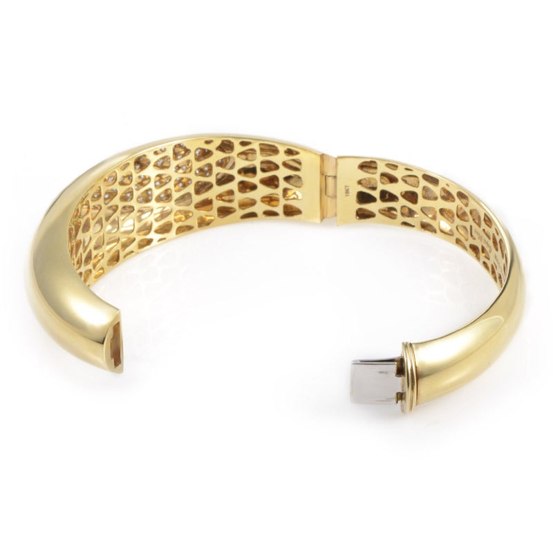 Roberto Coin's Capri Plus Collection is renowned for it's modern designs which cannot be ignored! This bangle bracelet from the collection is made of 18K yellow gold and is accented with a bed of micro-pave diamonds.
Diamond Carat
