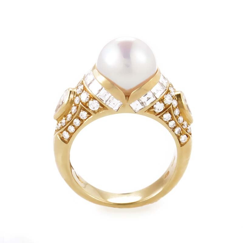 What is more beautiful than the combination of precious diamonds and pearls? This 18K yellow gold ring from Bulgari blends the beauty of the two precious stones to make an absolutely breathtaking piece of jewelry. The total diamond carat weight is